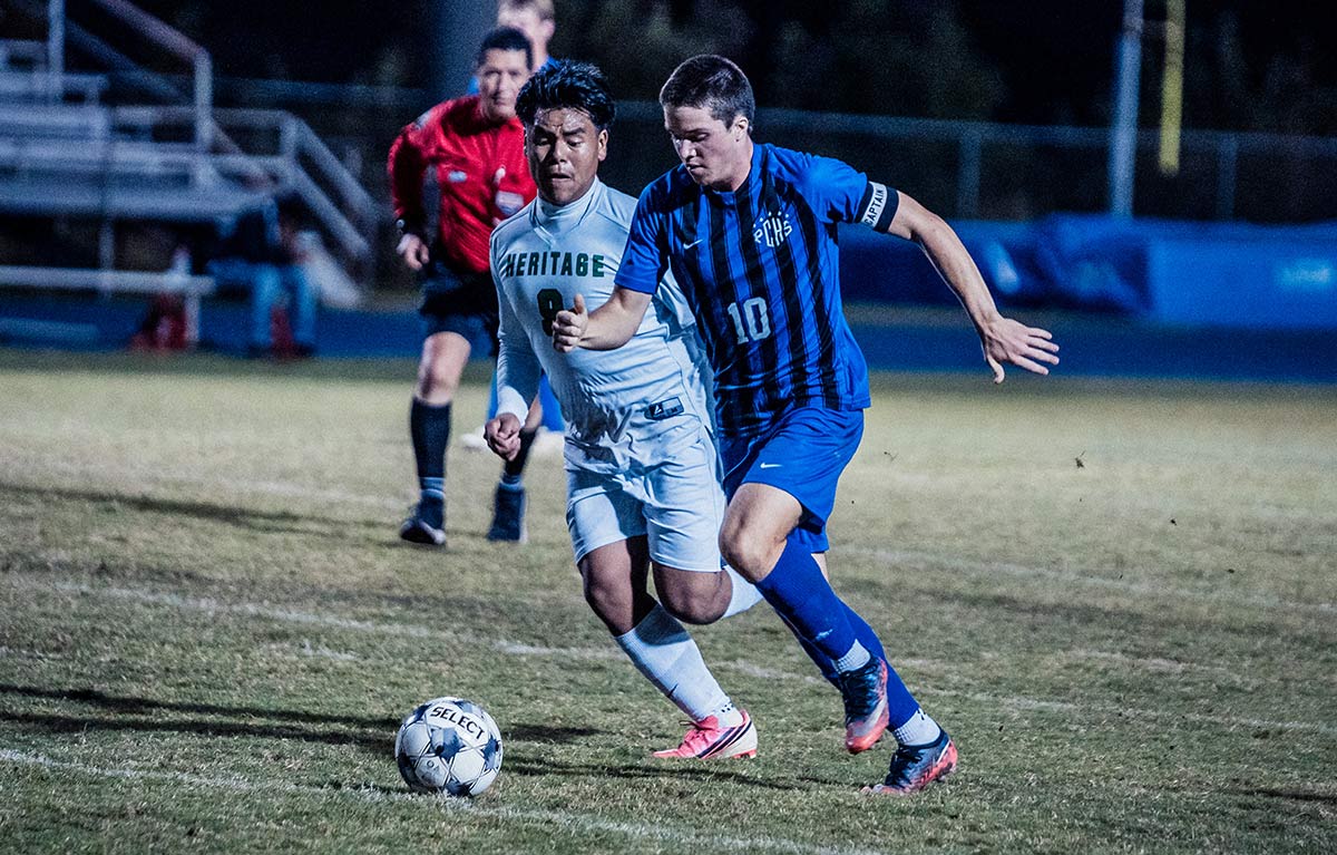 Ross Dow races upfield with possession during Monday's match (Caleb Russell photo)